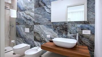 Chambre Double, balcon | Salle de bain