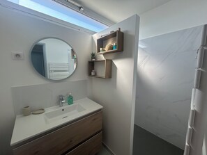 Bathroom - Sea view apartment, quiet residence, 10 minutes from the center and beaches. (Bandol)