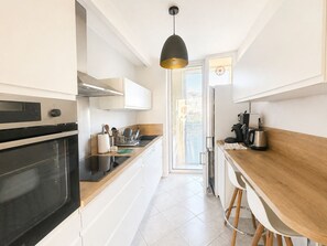 Private kitchen - Sea view apartment, quiet residence, 10 minutes from the center and beaches. (Bandol)