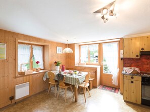 Kühlschrank, Ofen, Kochgeschirr/Geschirr/Besteck
