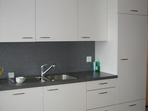 Kühlschrank, Ofen, Geschirrspüler, Kochgeschirr/Geschirr/Besteck