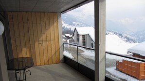 Unclassified image, 5 of 11, button - Jones, (Pany), jones_pany by Interhome (Pany)