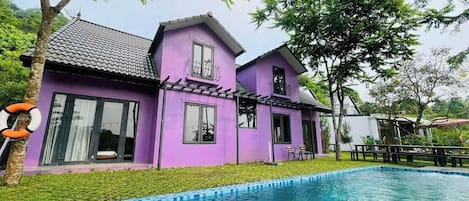 4 outdoor pools