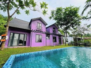 4 outdoor pools
