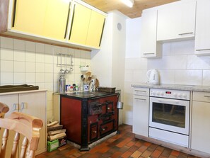 Kylskåp, ugn, diskmaskin och grytor/köksredskap