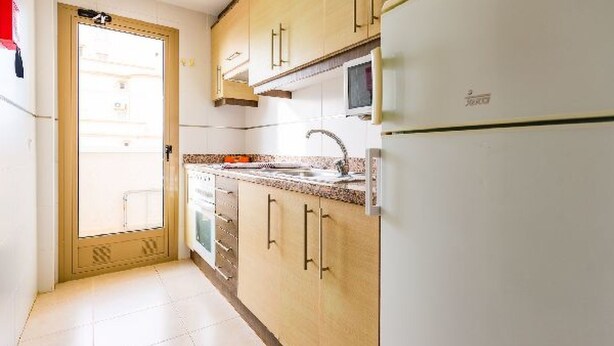 Kühlschrank, Mikrowelle, Ofen, Kochgeschirr/Geschirr/Besteck