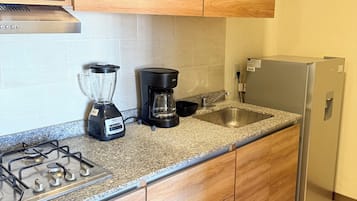 Kühlschrank, Mikrowelle, Wasserkocher mit Kaffee-/Teezubehör