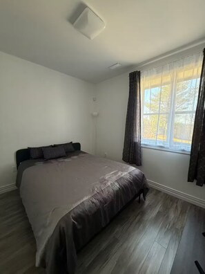 Room - Newly Renovated Bedford Suite (Halifax)