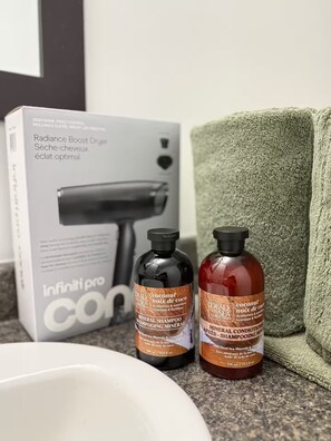 Haartrockner, Handtücher, Seife, Shampoo