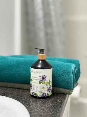 Een haardroger, handdoeken, zeep, shampoo