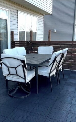 Outdoor dining - Newly Renovated Bedford Suite (Halifax)