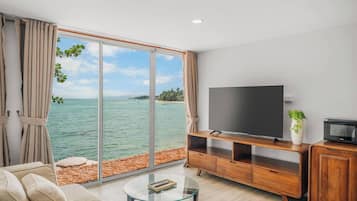 Room, 2 Bedrooms | Living room