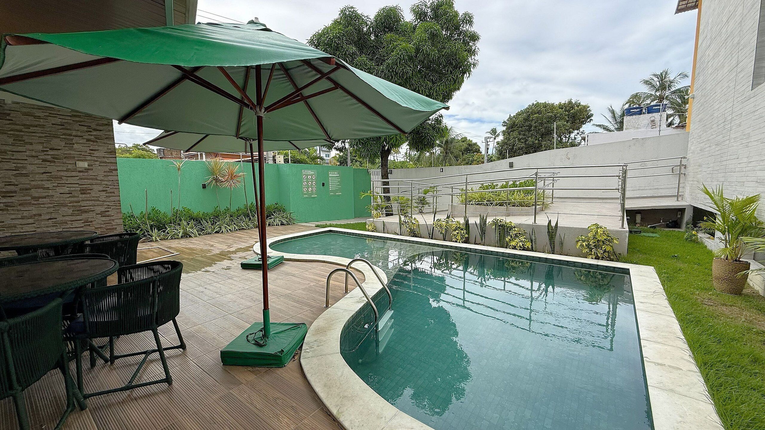 2 outdoor pools