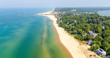 Hemingway's Hideaway Beach House, Jacuzzi - 15 minutes to Saugatuck and Holland