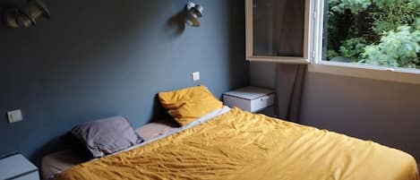 3 quartos, ferros/tábuas de passar roupa, acesso à internet