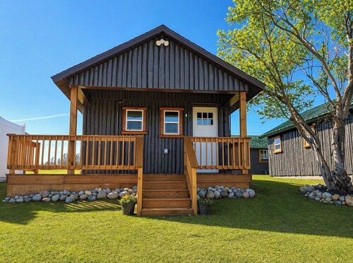 Pleasant 1-bedroom cabin with AC in charming Cheboygan