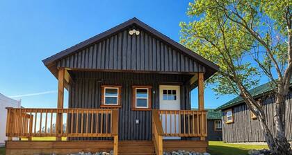 Pleasant 1-bedroom cabin with AC in charming Cheboygan