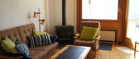 Fernseher, Kamin, DVD-Player