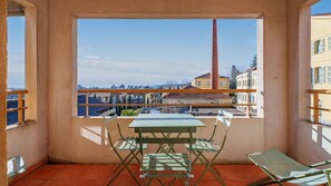Outdoor dining - Bright flat for 4 people, right next to the shops (Grasse)