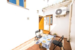 Outdoor dining - Vrbo Property (Granada)