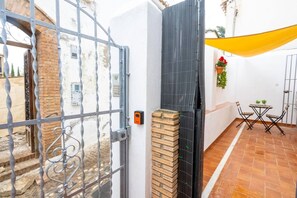 Outdoor dining - Vrbo Property (Granada)