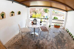 Outdoor dining - Vrbo Property (Granada)