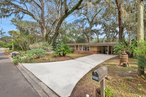 A residential house with a front yard, mailbox, and mailbox number 2523.