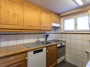 冷蔵庫、調理器具と食器