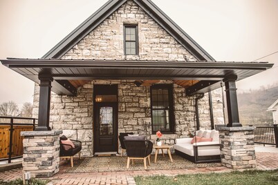 Luxury 2-bedroom B&B near the beautiful Spring Dam in Roaring Spring