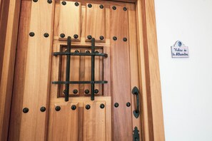 A wooden door with a metal latch and a sign reading 'Vistas de la Alhambra'. - Torre de la Vela Apartment (Granada)