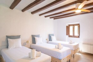 4 bedrooms, iron/ironing board, free WiFi, bed sheets