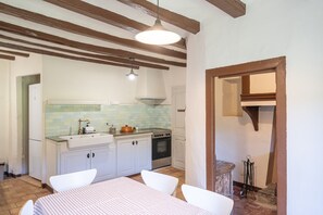 Fridge, microwave, oven, dishwasher - Majordoms Famada - Casa rural for 11 in La Vall d'en Bas, La Garrotxa (Sant Esteve d'en Bas)