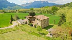 Exterior - Majordoms Famada - Casa rural for 11 in La Vall d'en Bas, La Garrotxa (Sant Esteve d'en Bas)