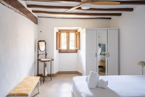 4 bedrooms, iron/ironing board, free WiFi, bed sheets - Majordoms Famada - Casa rural for 11 in La Vall d'en Bas, La Garrotxa (Sant Esteve d'en Bas)
