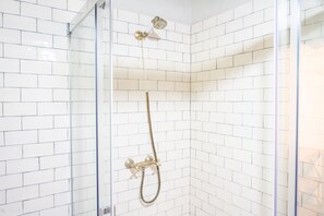 Shower, hair dryer, towels - Majordoms Famada - Casa rural for 11 in La Vall d'en Bas, La Garrotxa (Sant Esteve d'en Bas)