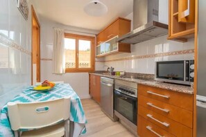 Fridge, microwave, oven, dishwasher - Apartment Son Bauló Taronja (Ca´n Picafort)