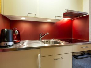 Kühlschrank, Ofen, Kochgeschirr/Geschirr/Besteck