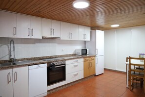 Geladeira, micro-ondas, fogão, cafeteira/chaleira