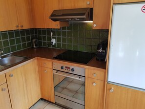 Kühlschrank, Ofen, Kochgeschirr/Geschirr/Besteck