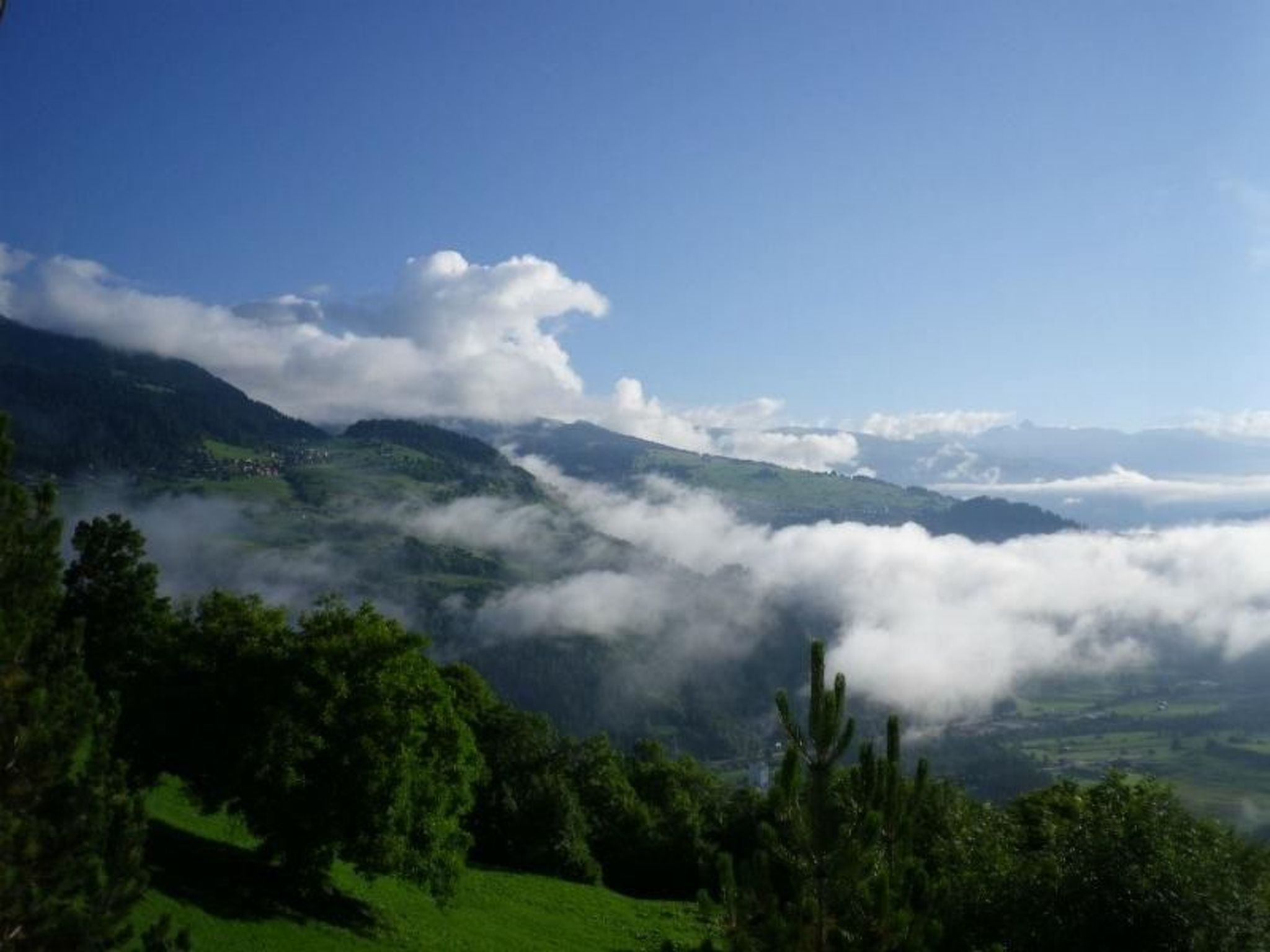 Un paysage montagneux, avec une végétation luxuriante et une vallée en contrebas.