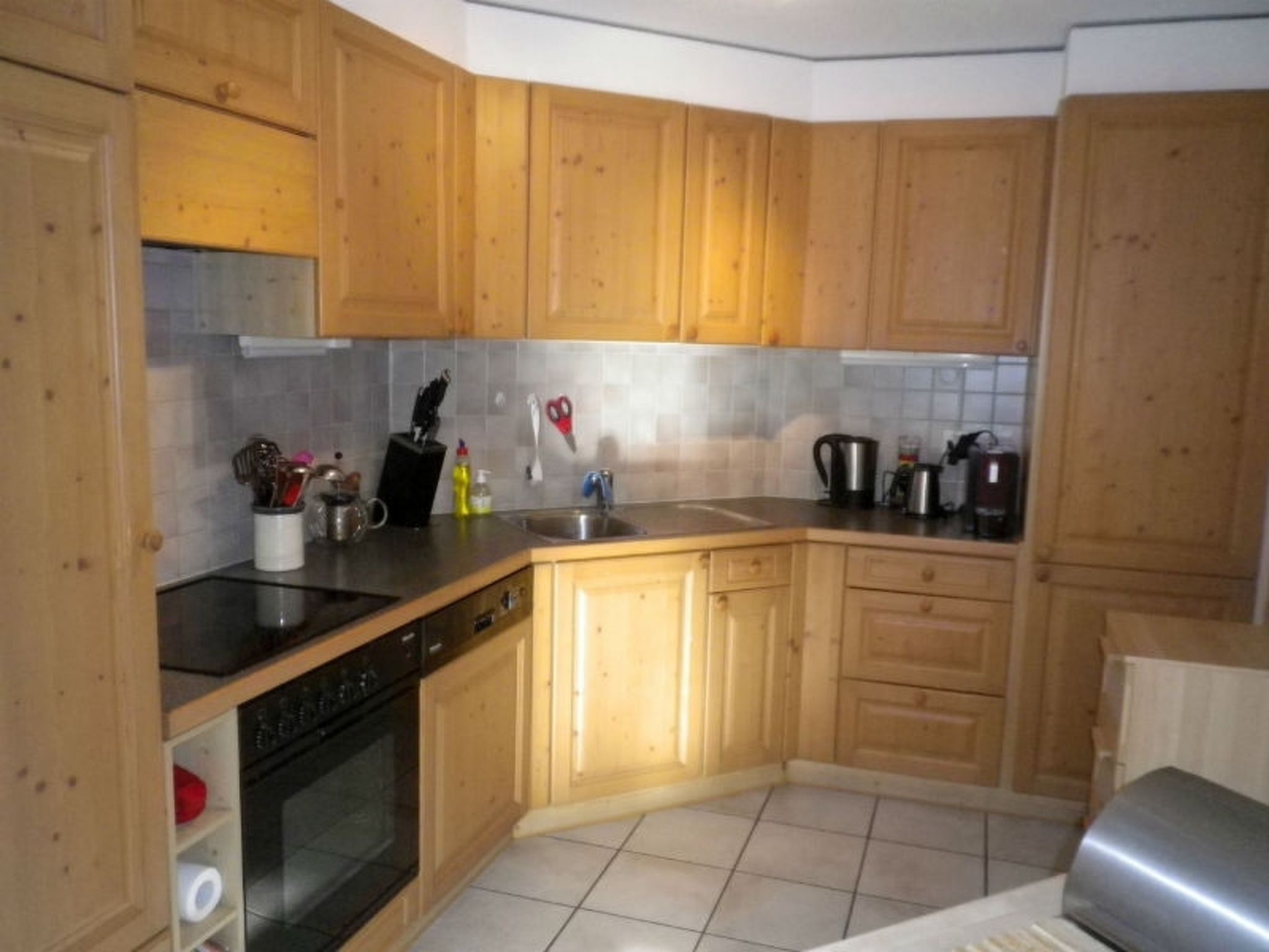 Fridge, cookware/dishes/utensils