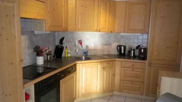 Fridge, cookware/dishes/utensils
