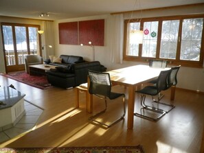 Fernseher, Kamin, DVD-Player