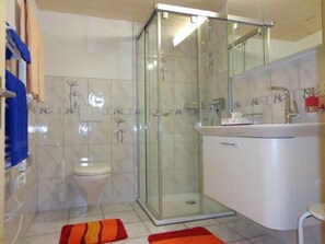 Bathroom - Gün Derungs, Safien-Platz, (Safien Platz). by Interhome (Thalkirch)