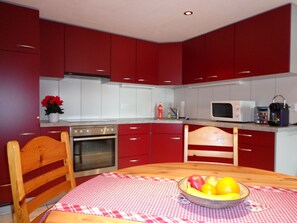 Fridge, microwave, oven, dishwasher - Gün Derungs, Safien-Platz, (Safien Platz). by Interhome (Thalkirch)