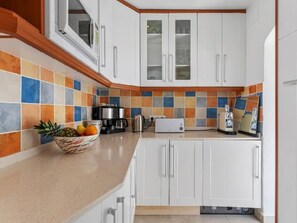 Kühlschrank, Mikrowelle, Ofen, Geschirrspüler