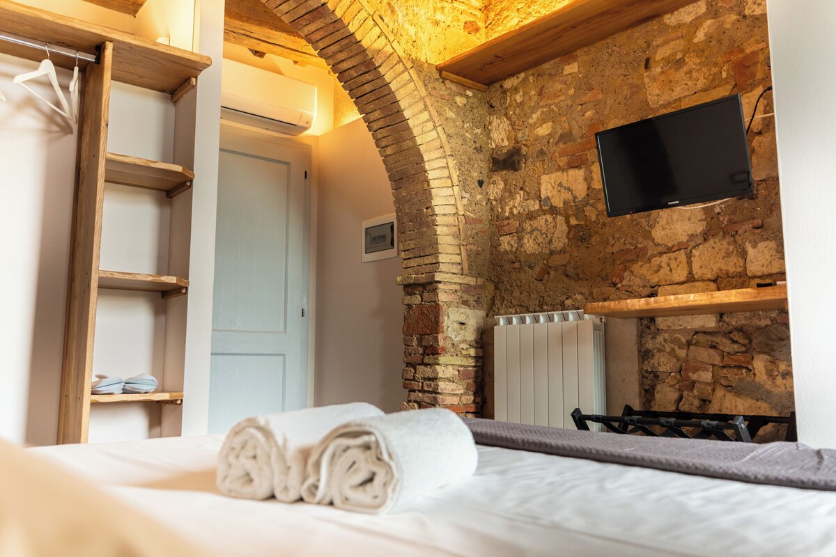 Deluxe Double Room, Hill View | Desk, laptop workspace, free WiFi