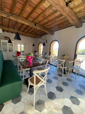 Outdoor dining - Punti Di Vista B&B Food&Wine Experience (Bibbona)