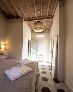 Habitación familiar, vista a la colina | Escritorio, espacio para trabajar con laptop y wifi gratis 