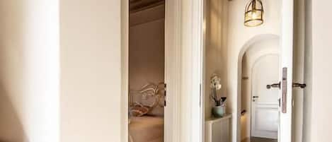 Chambre familiale, vue sur la colline | Intérieur